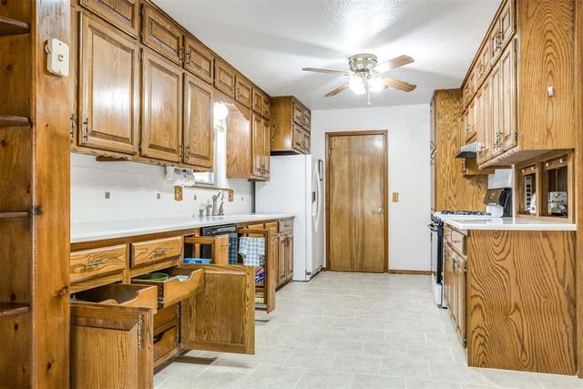 1892 W Lake Park Drive, Mustang, OK 73064