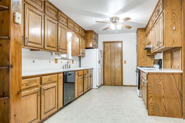 1892 W Lake Park Drive, Mustang, OK 73064