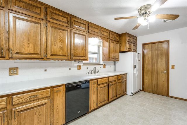 1892 W Lake Park Drive, Mustang, OK 73064