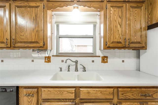 1892 W Lake Park Drive, Mustang, OK 73064