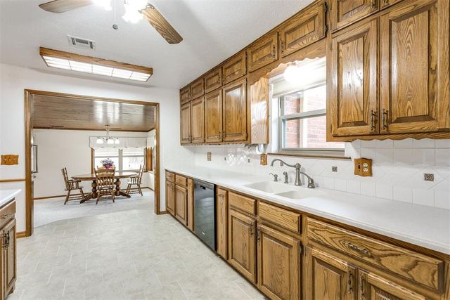 1892 W Lake Park Drive, Mustang, OK 73064