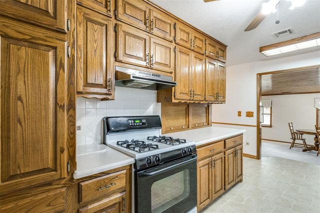 1892 W Lake Park Drive, Mustang, OK 73064