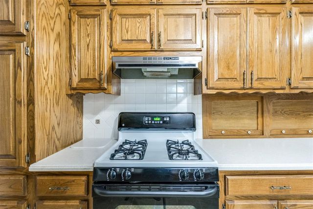 1892 W Lake Park Drive, Mustang, OK 73064