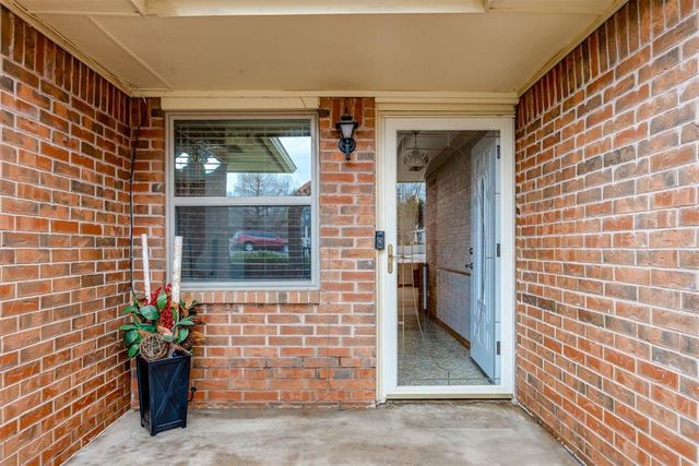 1892 W Lake Park Drive, Mustang, OK 73064