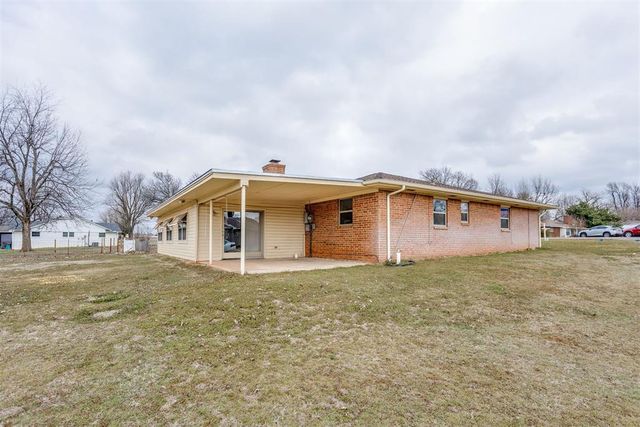 1892 W Lake Park Drive, Mustang, OK 73064