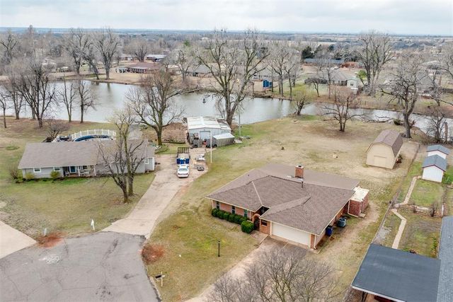 1892 W Lake Park Drive, Mustang, OK 73064