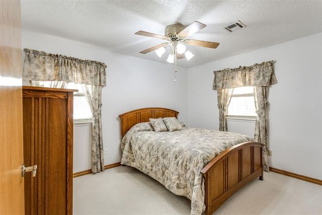 1892 W Lake Park Drive, Mustang, OK 73064