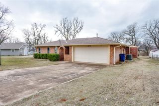 1892 W Lake Park Drive, Mustang, OK 73064