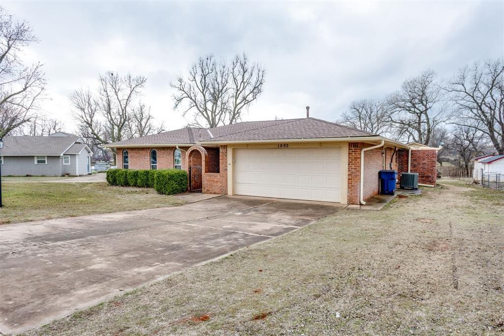 1892 W Lake Park Drive, Mustang, OK 73064