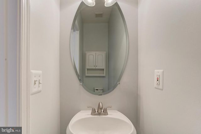2504 LOGAN WOOD DR, Herndon, VA 20171