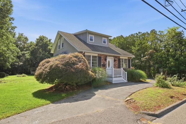 550 Sunderland Road, Worcester, MA 01604