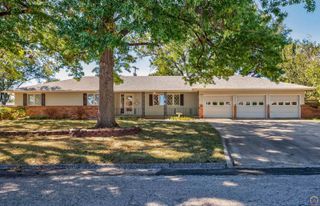 2401 SW Crest DR, Topeka, KS 66614