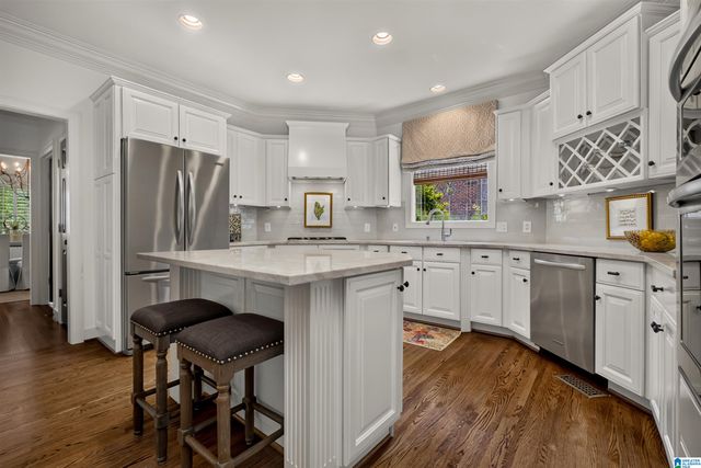 909 VESTLAKE HOLLOW CIRCLE, Vestavia Hills, AL 35242