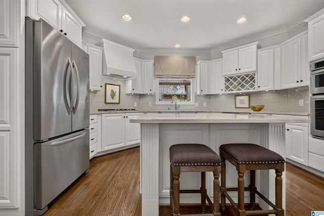 909 VESTLAKE HOLLOW CIRCLE, Vestavia Hills, AL 35242