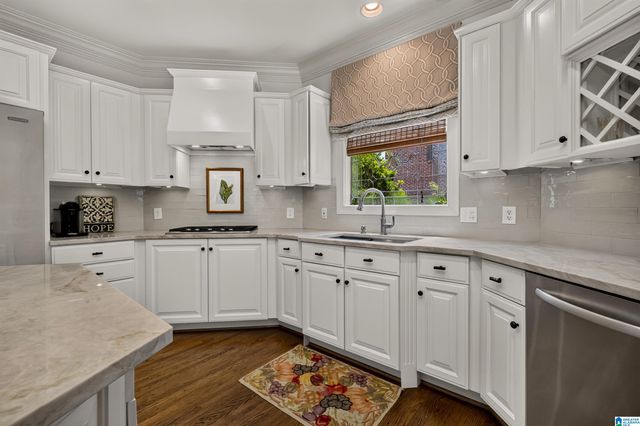 909 VESTLAKE HOLLOW CIRCLE, Vestavia Hills, AL 35242