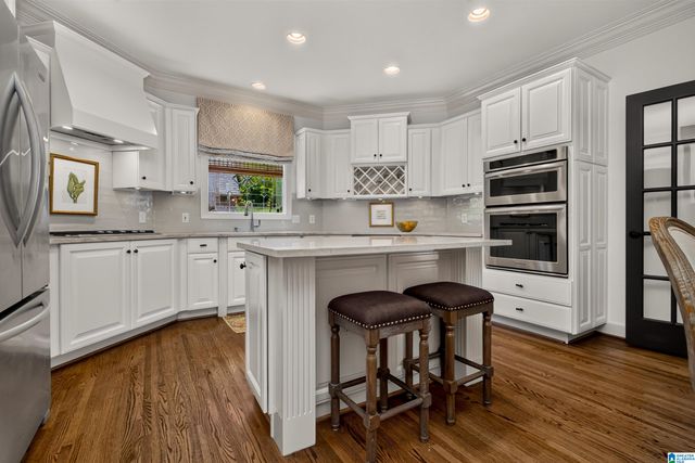 909 VESTLAKE HOLLOW CIRCLE, Vestavia Hills, AL 35242
