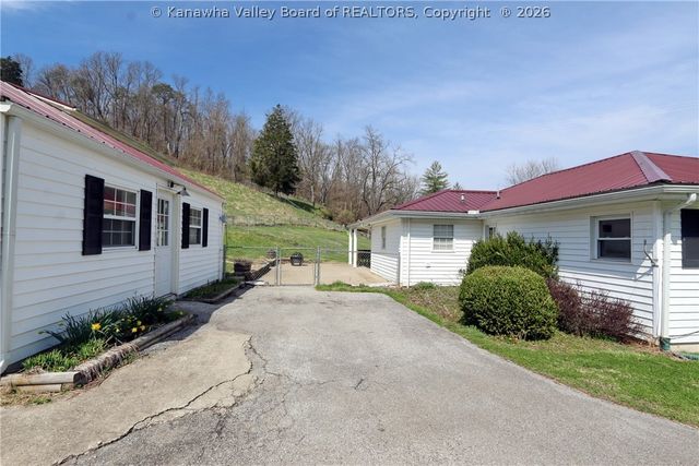 420 Blake Road, Nitro, WV 25143