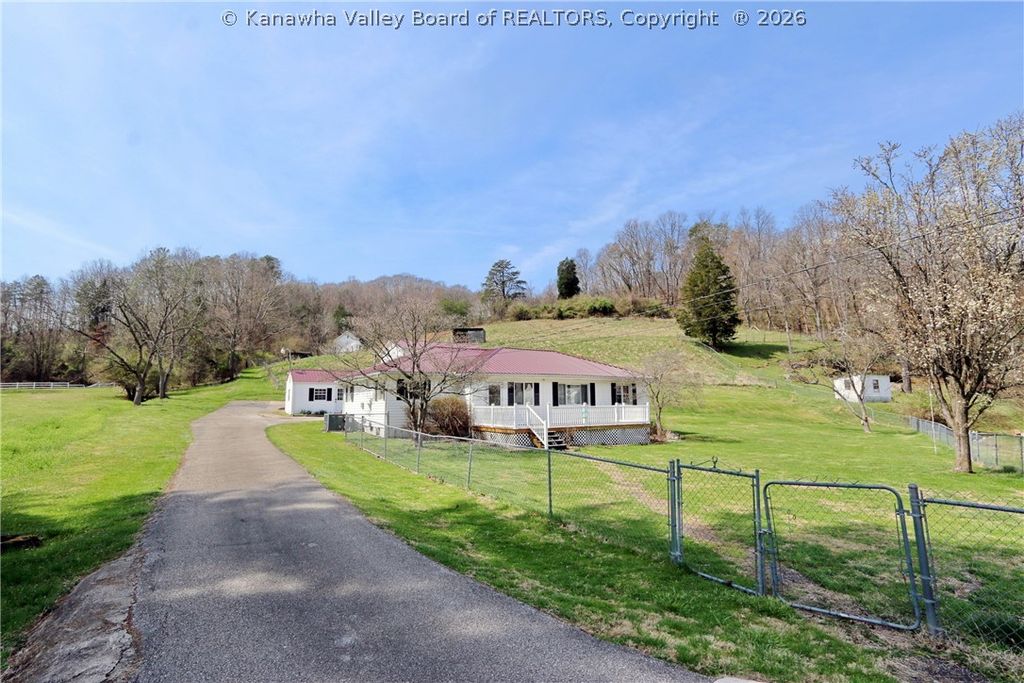 420 Blake Road, Nitro, WV 25143