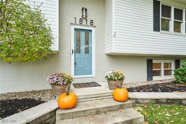 1818 Joan of Arc Circle, Cuyahoga Falls, OH 44223