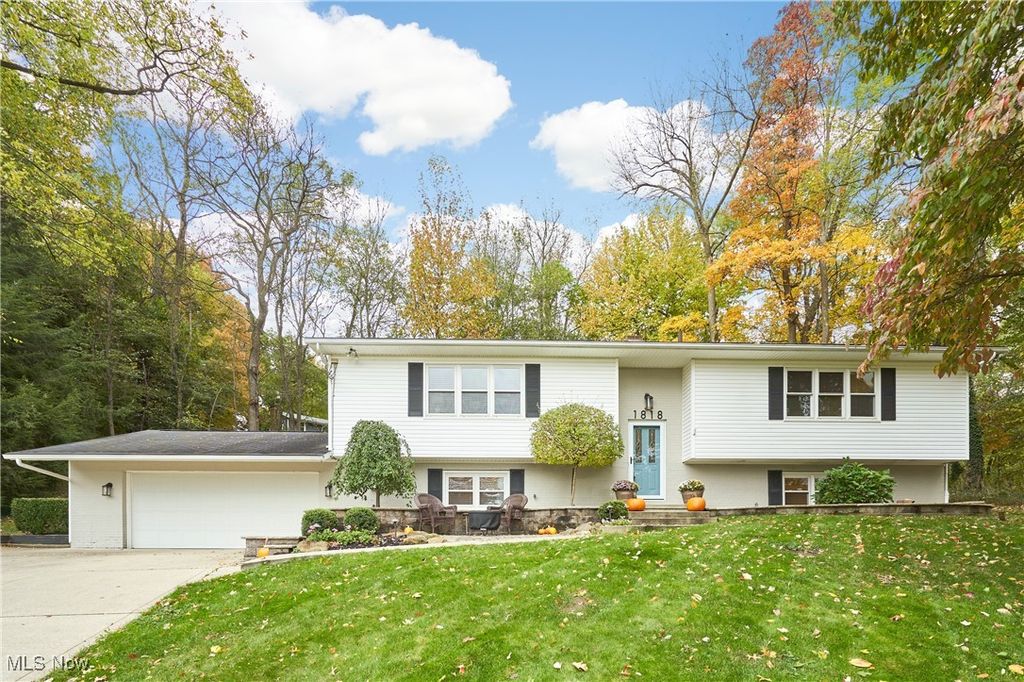 1818 Joan of Arc Circle, Cuyahoga Falls, OH 44223