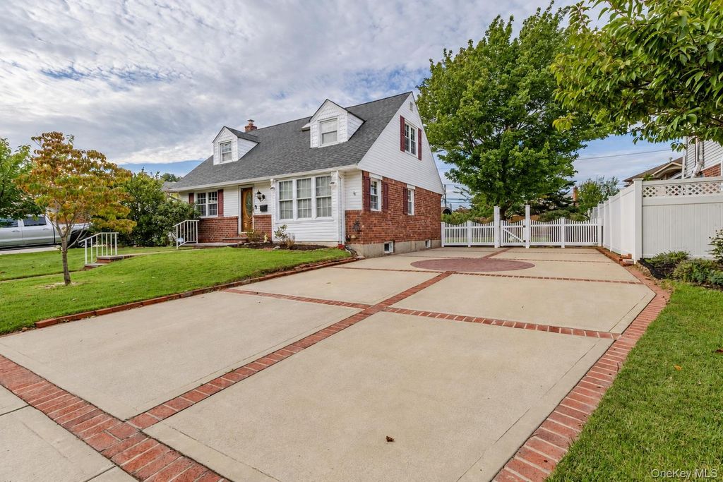 561 Parker Avenue, Levittown, NY 11756 — photo 2