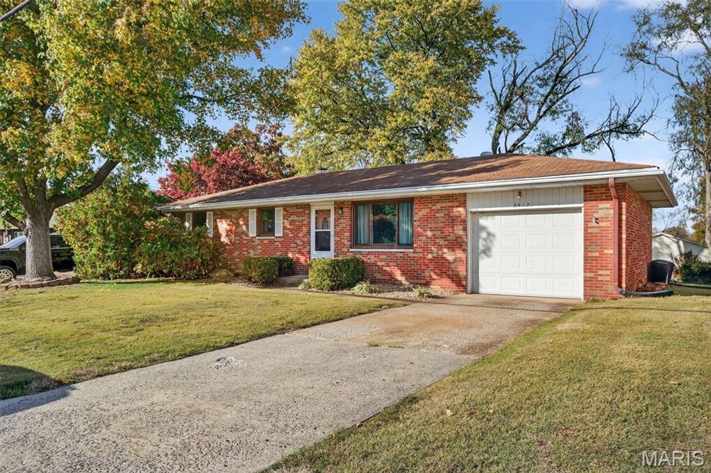 3412 Emma Ln Lane, Godfrey, IL 62035