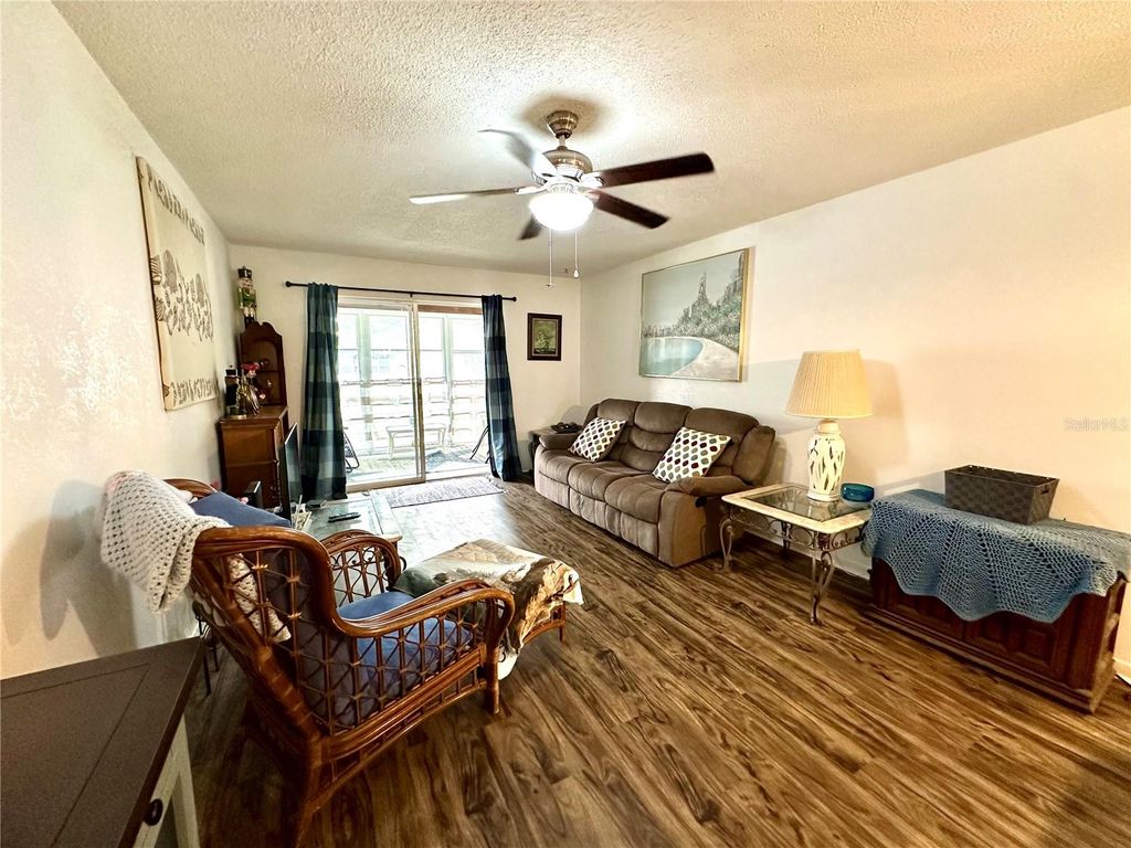 Image 12 of property listing at 204 46TH AVENUE TERRACE W 410, Bradenton, FL 34207