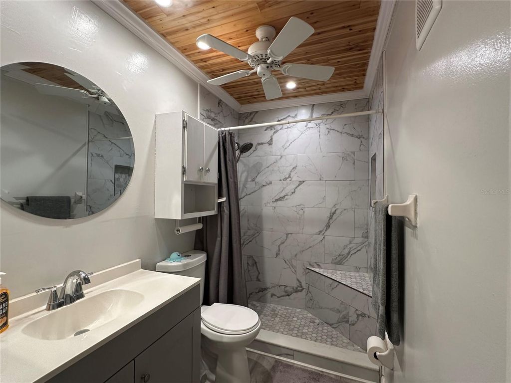 Image 15 of property listing at 204 46TH AVENUE TERRACE W 410, Bradenton, FL 34207