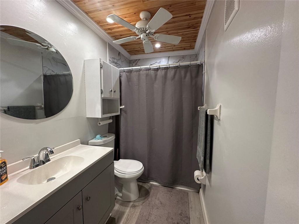 Image 16 of property listing at 204 46TH AVENUE TERRACE W 410, Bradenton, FL 34207