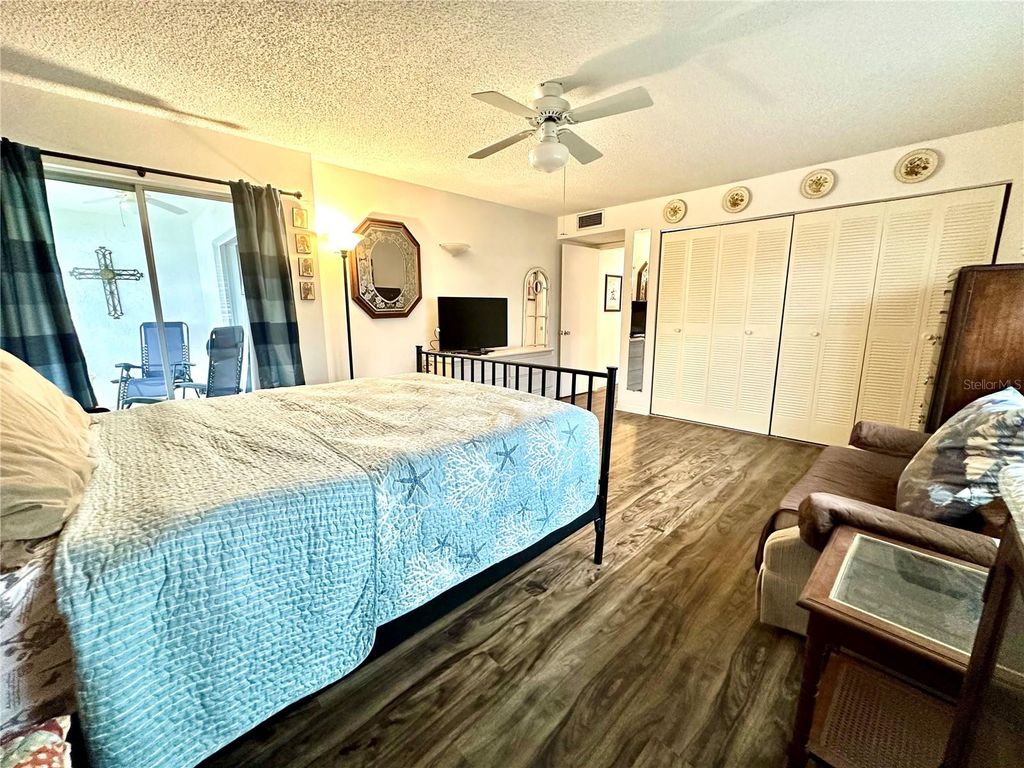 Image 22 of property listing at 204 46TH AVENUE TERRACE W 410, Bradenton, FL 34207