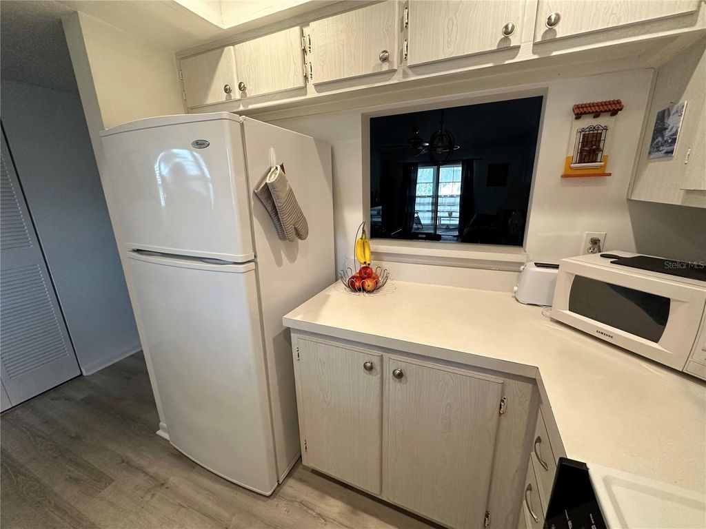 Image 6 of property listing at 204 46TH AVENUE TERRACE W 410, Bradenton, FL 34207