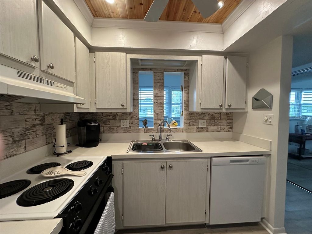 Image 8 of property listing at 204 46TH AVENUE TERRACE W 410, Bradenton, FL 34207