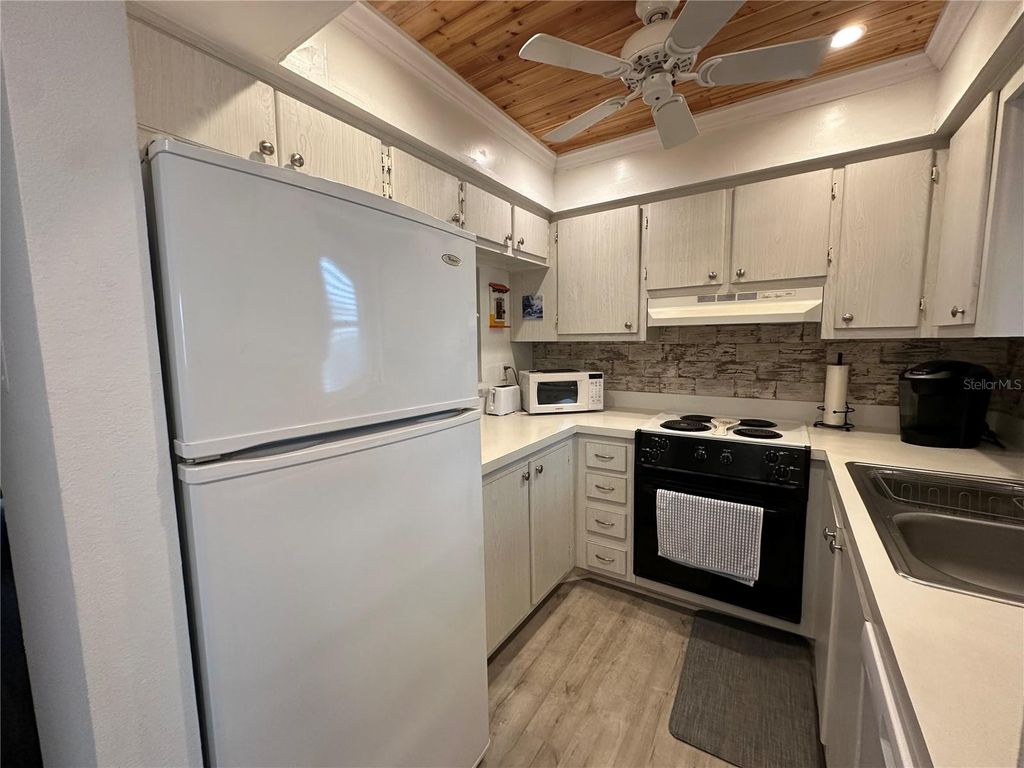 Image 9 of property listing at 204 46TH AVENUE TERRACE W 410, Bradenton, FL 34207