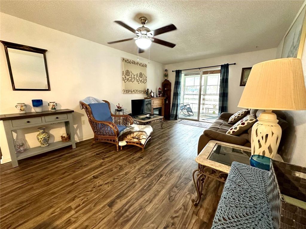 Image 10 of property listing at 204 46TH AVENUE TERRACE W 410, Bradenton, FL 34207