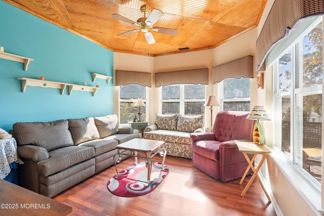 10 Hampton Road, Manahawkin, NJ 08050