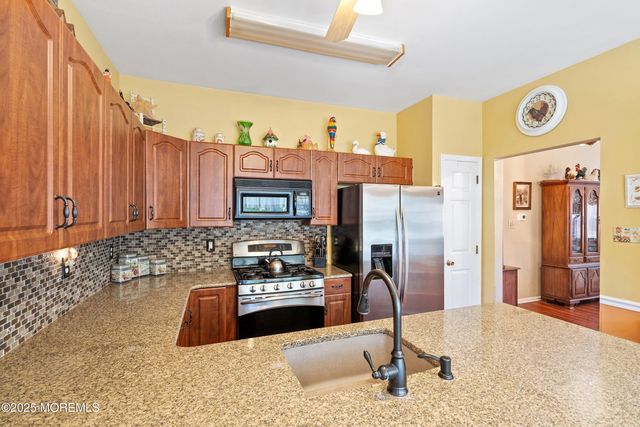 10 Hampton Road, Manahawkin, NJ 08050