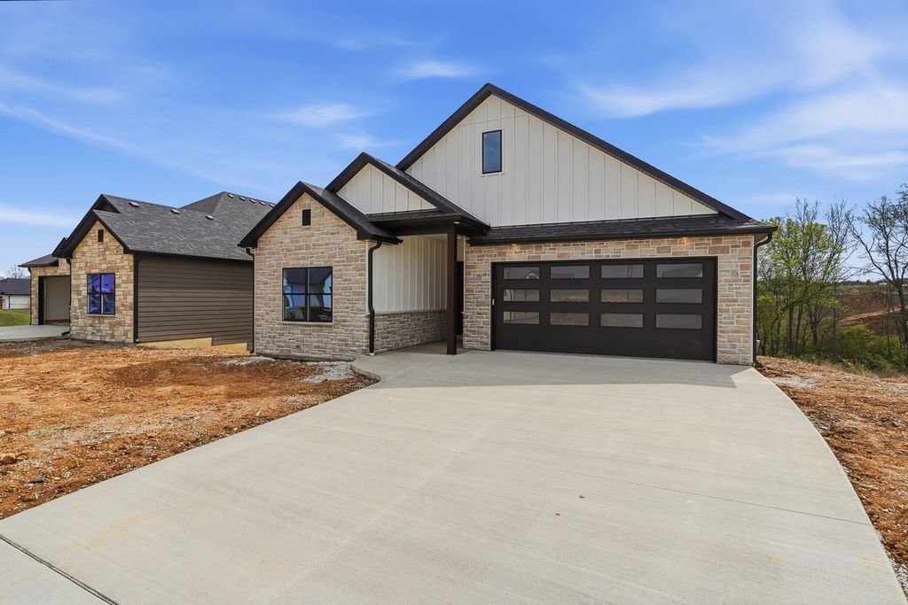 5212 WHISPER DR, Columbia, MO 65203