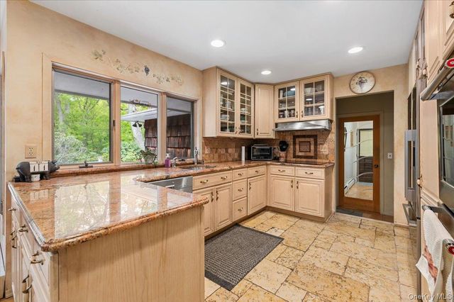 6 Apex Road, Melville, NY 11747