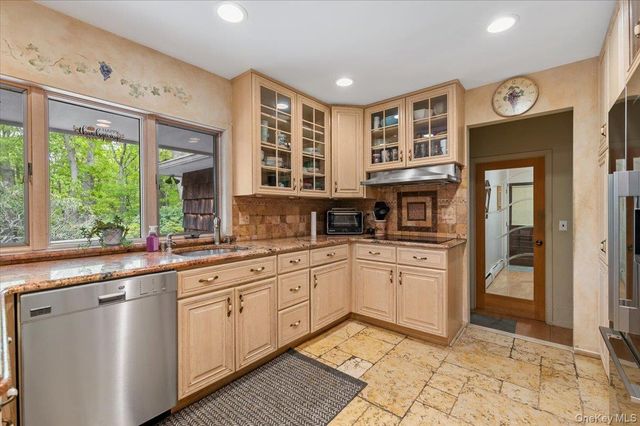 6 Apex Road, Melville, NY 11747