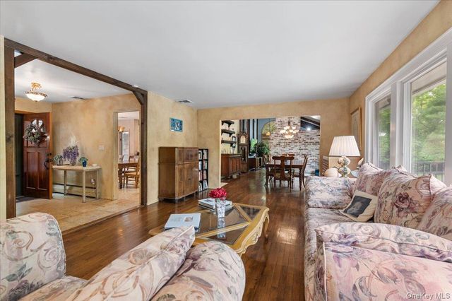 6 Apex Road, Melville, NY 11747
