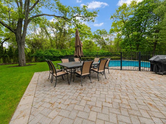 6 Apex Road, Melville, NY 11747