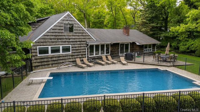6 Apex Road, Melville, NY 11747
