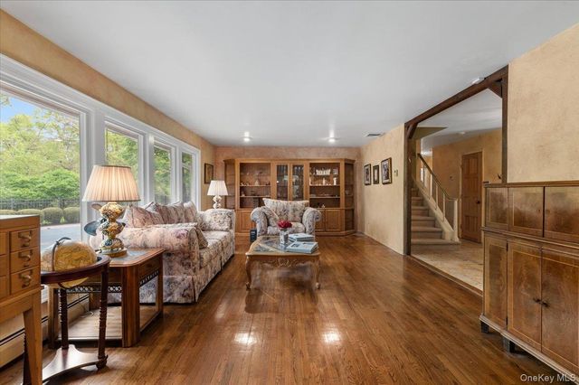 6 Apex Road, Melville, NY 11747