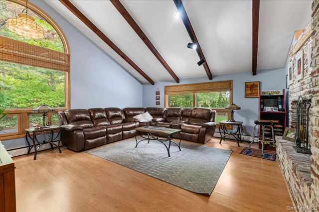 6 Apex Road, Melville, NY 11747