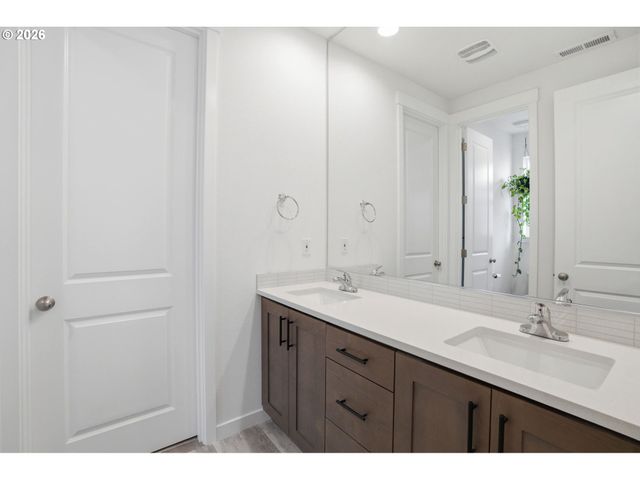 11664 Se CROWN POINT Way, Happy Valley, OR 97086