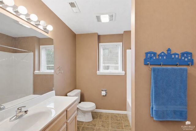 2020 Rockhill Circle, Manhattan, KS 66502