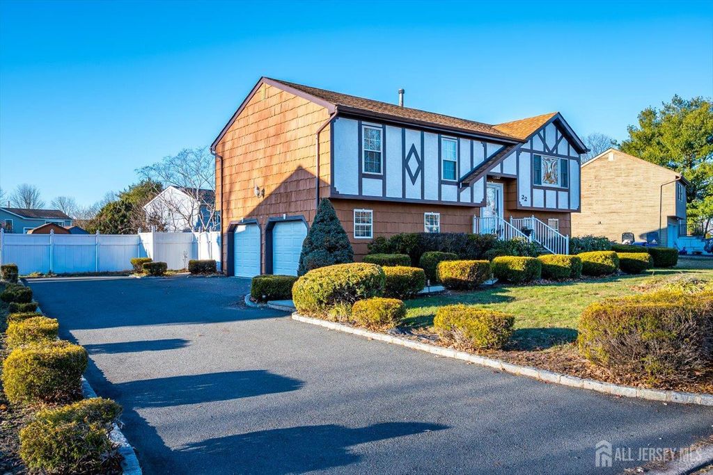 22 Oloughlin Drive, South Plainfield, NJ 07080