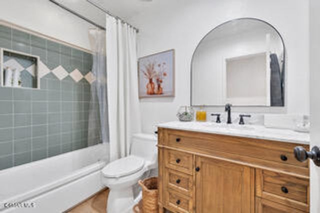 135 W Gainsborough Road, Thousand Oaks, CA 91360