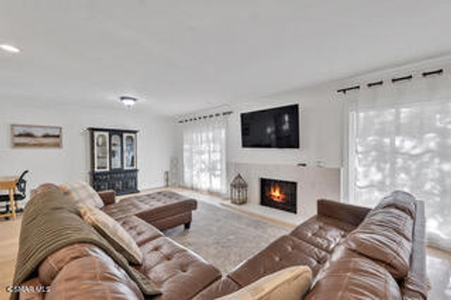 135 W Gainsborough Road, Thousand Oaks, CA 91360