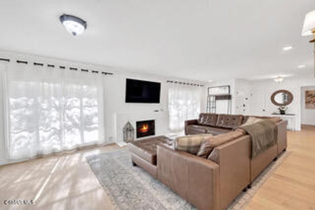135 W Gainsborough Road, Thousand Oaks, CA 91360